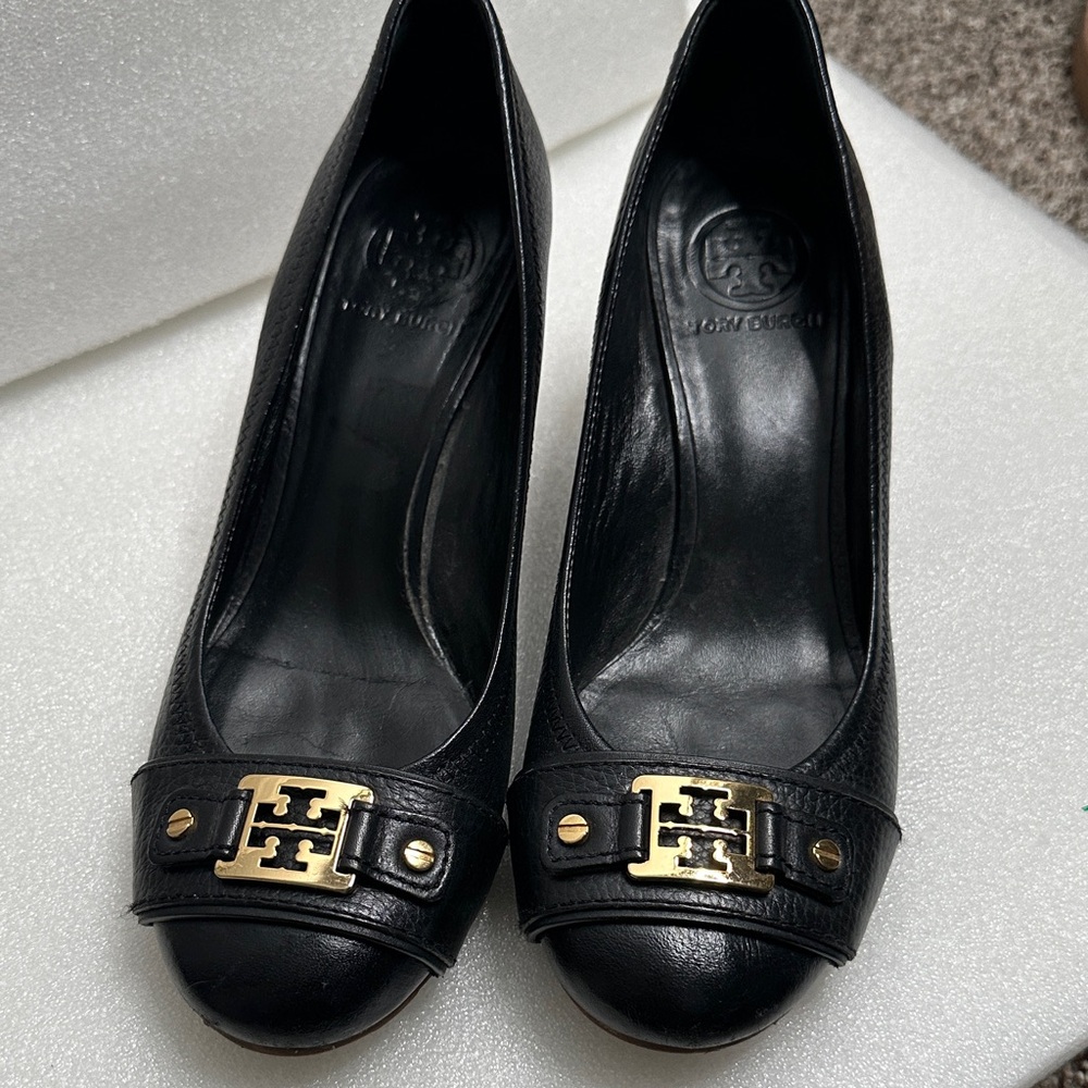 Tory Burch Black leather wedding with Gold Accent size 9